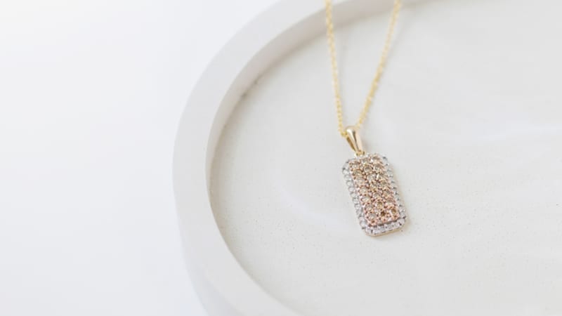 A set of white diamond and gold rectangular pendant necklace  