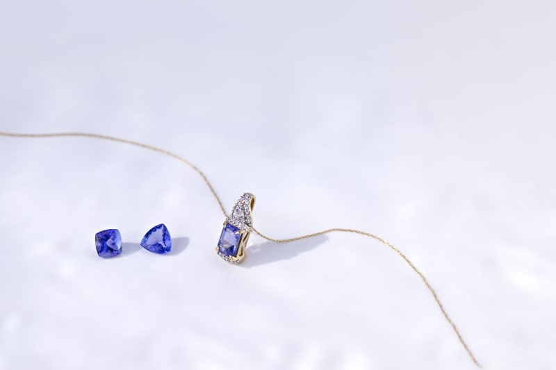 loose gems and a gold tanzanite necklace 