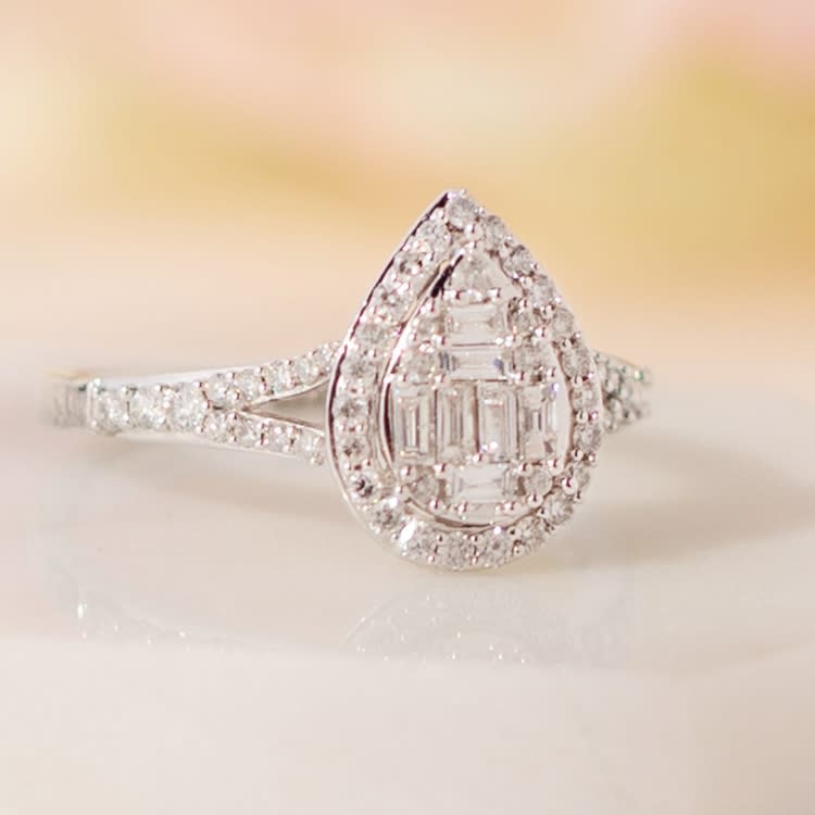 Traditional bridal engagement ring