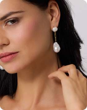 woman wearing pearl jewelry