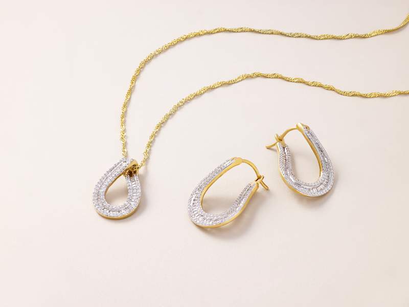 Bella Luce white diamond simulant earrings and necklace 