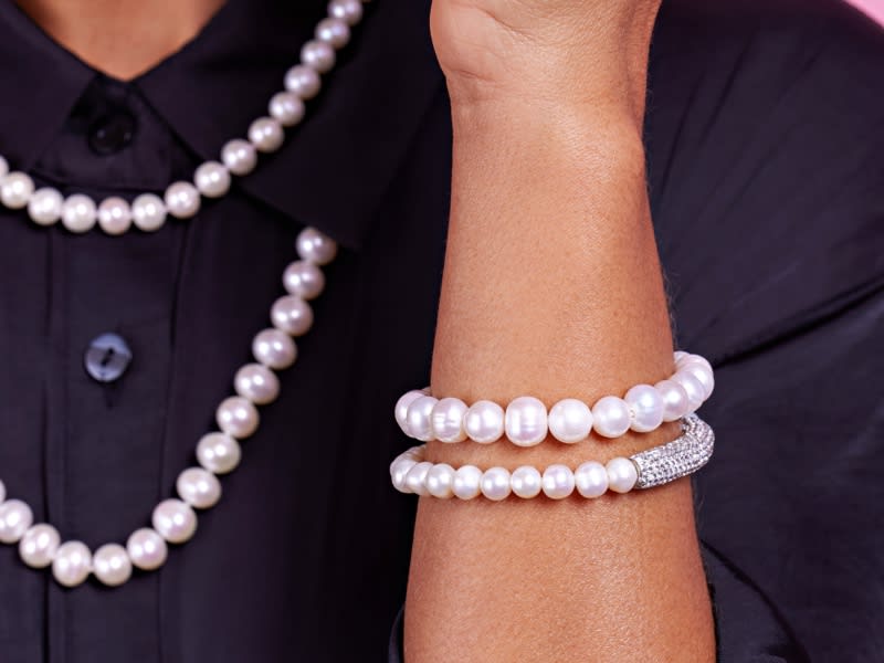 white pearl necklaces and bracelets 