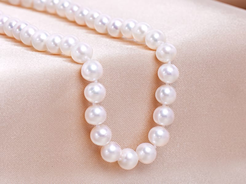 a white pearl strand necklace 