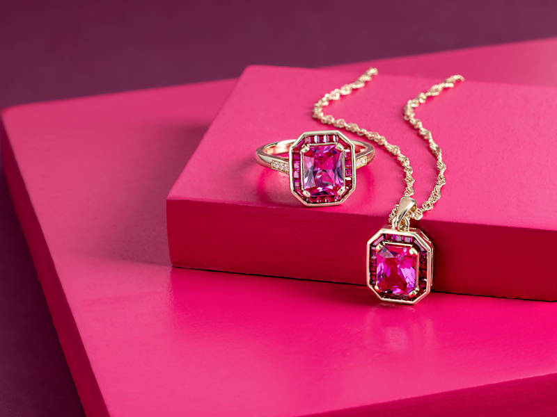 A matching set of a pink sapphire necklace and ring in yellow gold 