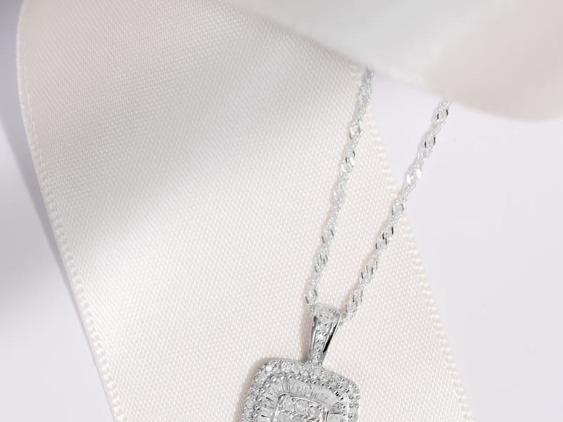 prazana-silver-diamond-necklace 