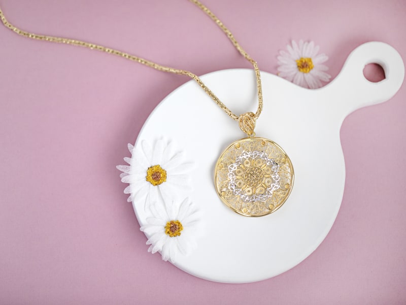 A silver and gold filigree pendant necklace 