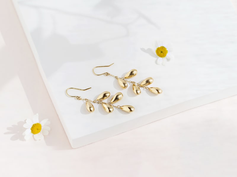 A pair of gold berry-shaped dangle earrings 