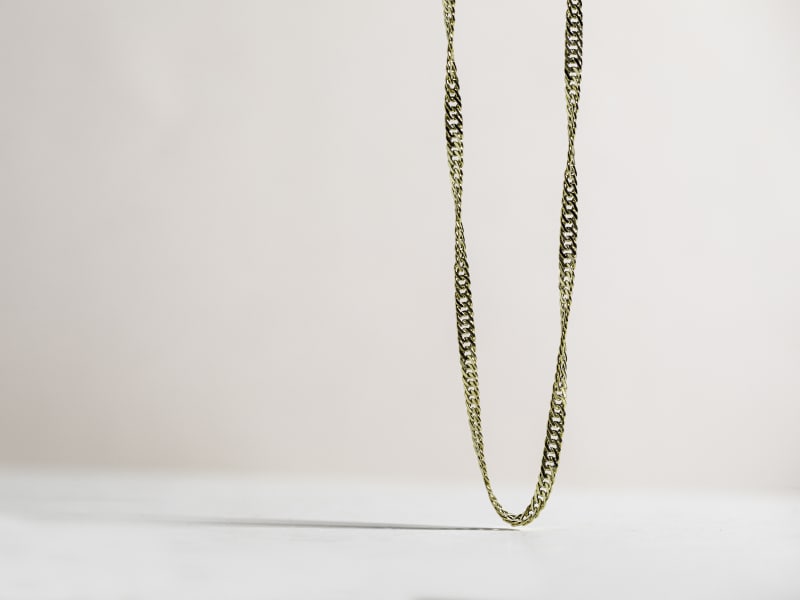 A chunky gold chain necklace 