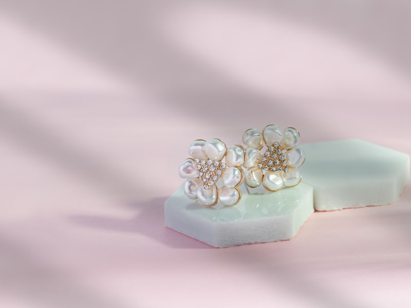 A pair of pearl flower earrings 
