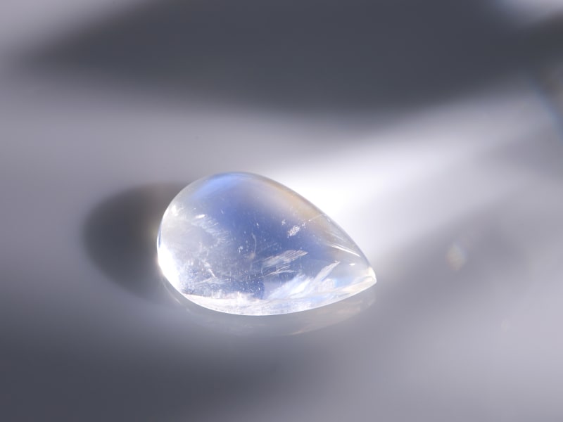 A loose pear-cut moonstone gem 