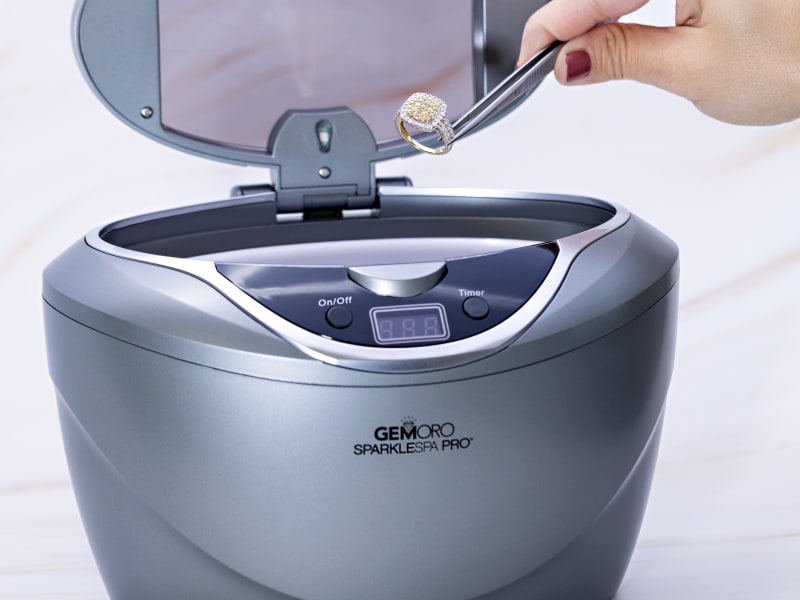 Cleaning a diamond ring with an ultrasonic cleaner 